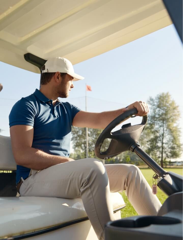 ゴルフカートを運転する男性